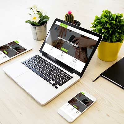iPad, iPhone, MacBook, iMac, Tischpflanzen und Notizbuch
